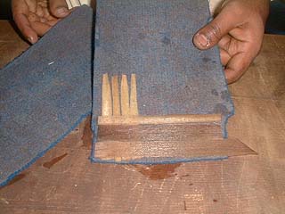 Anordnen der gewalzten Papyrusstreifen auf einem Filztuch in schachbrettartiger Form