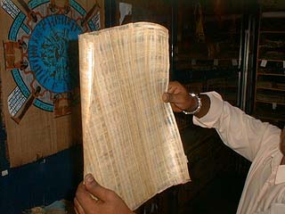 Fertiges Papyrusblatt wird in die Höhe gehalten